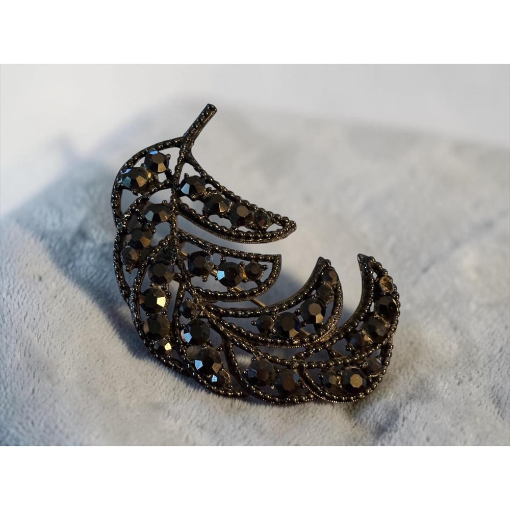 Vintage Style Black Crystal Leaf Brooch Gunmetal Plume Pin Goth Noir Jewelry - Picture 4 of 6
